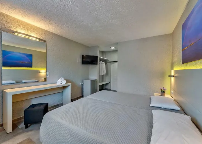 酒店 Halaris 埃尔莫波利斯